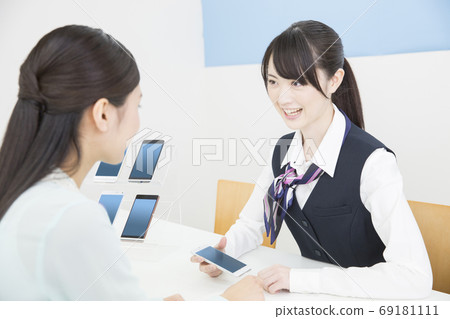 移動商店業務員為客戶服務 69181111