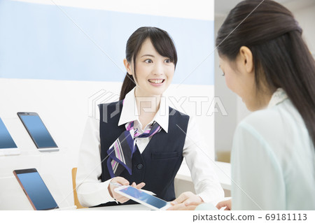 移動商店業務員為客戶服務 移動商店業務員為客戶服務 69181113