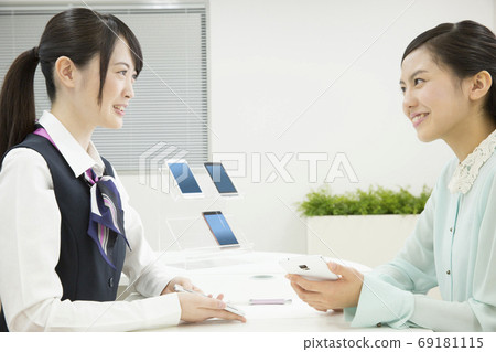 移動商店業務員為客戶服務 移動商店業務員為客戶服務 69181115