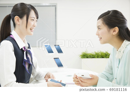 移動商店業務員為客戶服務 移動商店業務員為客戶服務 69181116