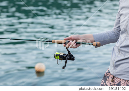 釣魚的女人的手 釣魚的女人的手 69181402