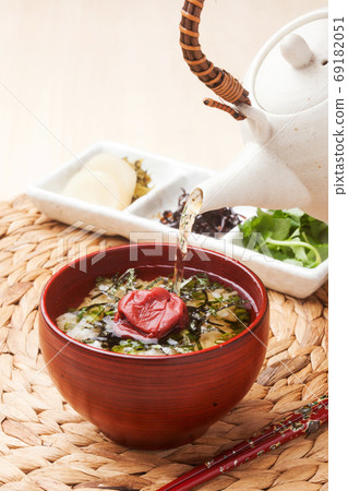 Umeboshi chazuke 69182051