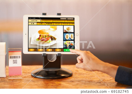 使用自助點菜系統點菜的顧客之手 69182745