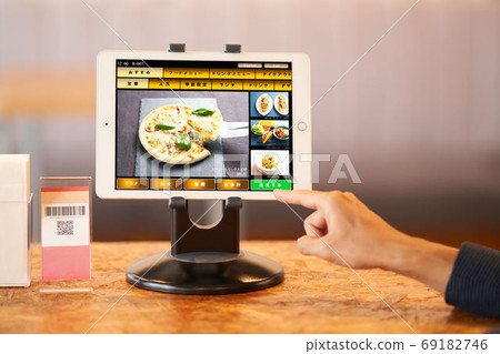 顧客在訂購面板上訂購食物 69182746