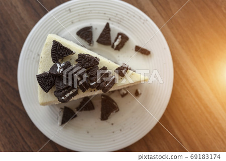Top view Cheesecake with chocolate cookies and cream biscuits Top view Cheesecake with chocolate cookies and cream biscuits 69183174