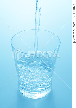 水倒入玻璃杯中 水倒入玻璃杯中 69184024