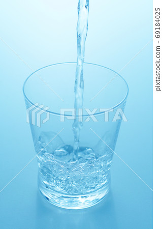 水倒入玻璃杯中 69184025