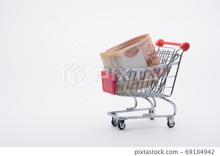 there is a bundle of Russian five-thousandth bills in the grocery cart 69184942