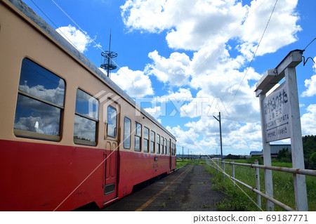 小湊鐵路列車與夏天的雲層反映在窗口中 小湊鐵路列車與夏天的雲層反映在窗口中 69187771