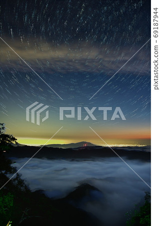 North facing star trails and sea of clouds with lights of the cityscape Nosakogawa Village, Nara Prefecture North facing star trails and sea of clouds with lights of the cityscape Nosakogawa Village, Nara Prefecture 69187944