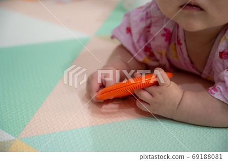 Baby's mouth 69188081