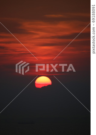 A sunset 69188091