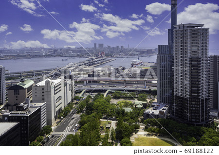從神戶市政廳俯瞰神戶港的神戶，兵庫縣神戶市 69188122