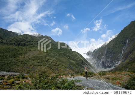 活躍的老人在新西蘭南島韋斯特蘭國家公園旅行弗朗茲·約瑟夫冰川 69189672