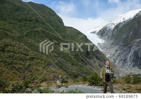 活躍的老人在新西蘭南島韋斯特蘭國家公園旅行弗朗茲·約瑟夫冰川 活躍的老人在新西蘭南島韋斯特蘭國家公園旅行弗朗茲·約瑟夫冰川 69189673