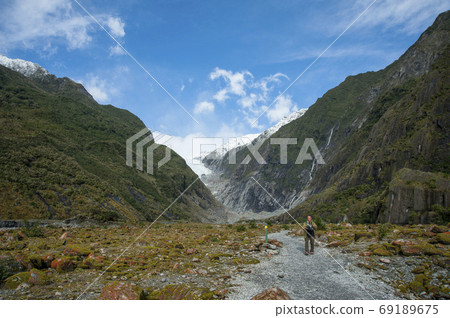 活躍的老人在新西蘭南島韋斯特蘭國家公園旅行弗朗茲·約瑟夫冰川 活躍的老人在新西蘭南島韋斯特蘭國家公園旅行弗朗茲·約瑟夫冰川 69189675