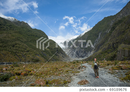 活躍的老人在新西蘭南島韋斯特蘭國家公園旅行弗朗茲·約瑟夫冰川 活躍的老人在新西蘭南島韋斯特蘭國家公園旅行弗朗茲·約瑟夫冰川 69189676