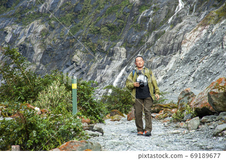 活躍的老人在新西蘭南島韋斯特蘭國家公園旅行弗朗茲·約瑟夫冰川 活躍的老人在新西蘭南島韋斯特蘭國家公園旅行弗朗茲·約瑟夫冰川 69189677