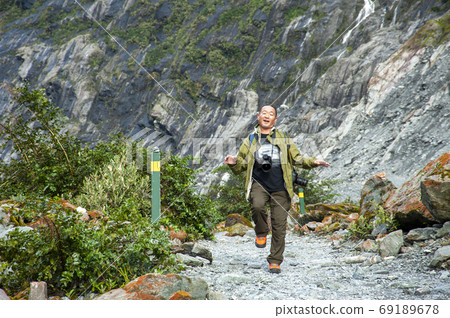 活躍的老人在新西蘭南島韋斯特蘭國家公園旅行弗朗茲·約瑟夫冰川 69189678