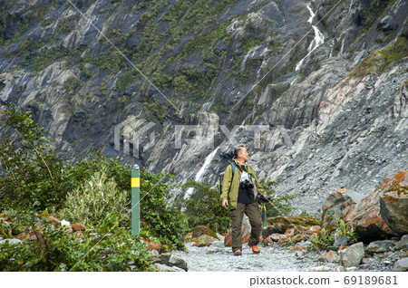 活躍的老人在新西蘭南島韋斯特蘭國家公園旅行弗朗茲·約瑟夫冰川 活躍的老人在新西蘭南島韋斯特蘭國家公園旅行弗朗茲·約瑟夫冰川 69189681
