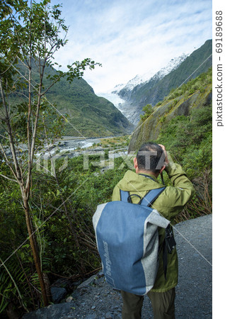 活躍的老人在新西蘭南島韋斯特蘭國家公園旅行弗朗茲·約瑟夫冰川 69189688