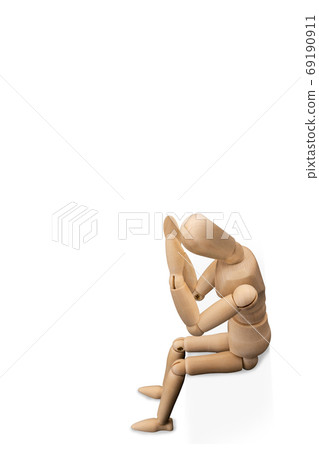 Men holding their head Men who are worried Men who are depressed 69190911