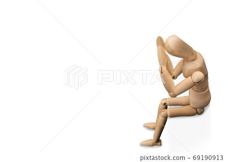 Men holding their head Men who are worried Men who are depressed 69190913