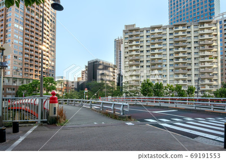 Onaribashi over the Meguro River 69191553