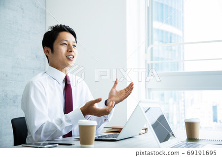 Business image of a male office worker having a meeting 69191695