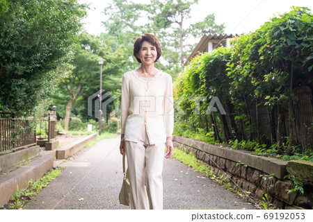 高級女子步行 高級女子步行 69192053