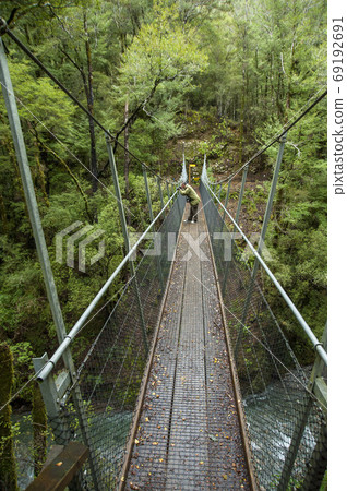 活躍的老人拍攝萊爾鞦韆橋，新西蘭南島 69192691