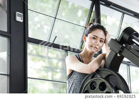 看著相機的健身房女子訓練肖像 看著相機的健身房女子訓練肖像 69192825