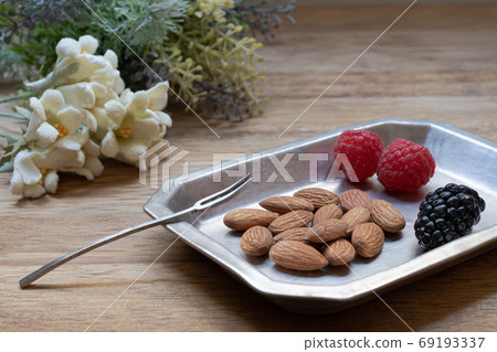 Almonds and berry fruits 69193337