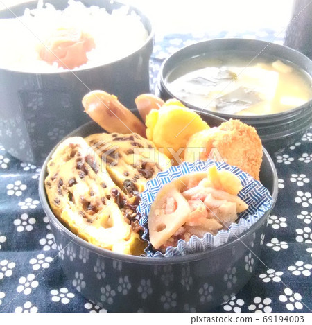 Homemade Hinomaru Bento with egg side dish arranged with Konbu Tsukudani 69194003