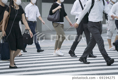 通勤東京車站2020年8月面具電暈邪惡 通勤東京車站2020年8月面具電暈邪惡 69194275