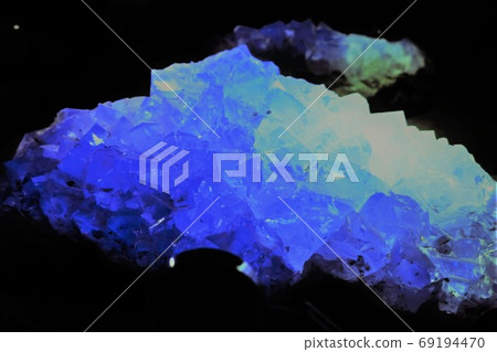 A large gemstone of fantastically shining crystals 69194470