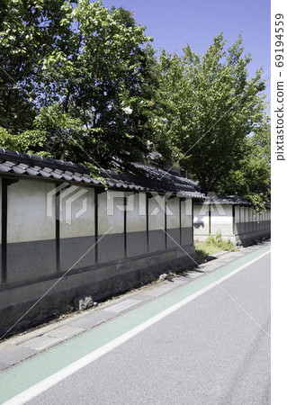北國海道下千倉和八代之間的千曲市喀尾奧老房子的街道 69194559