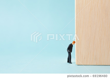 擔心的商人形象 擔心的商人形象 69196480
