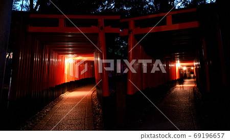 Senbon Torii before dawn Fushimi Inari Taisha Senbon Torii before dawn Fushimi Inari Taisha 69196657