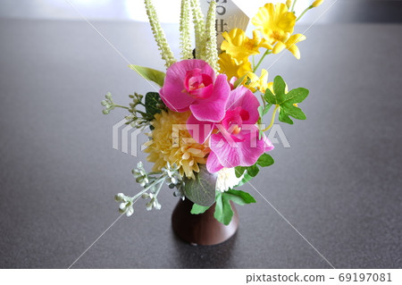 Preserved flower arrangement for Buddhist altar 69197081