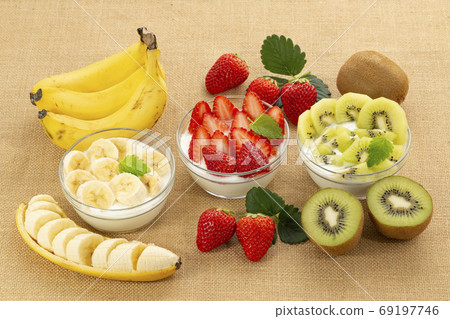 Yogurt with strawberries, cui and bananas 69197746