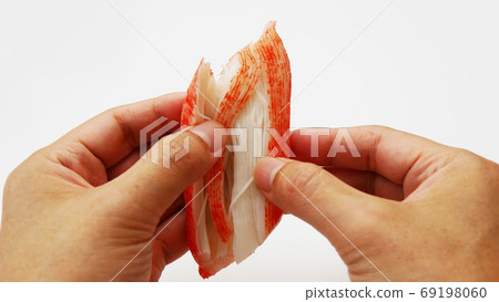 Hand cleaving a crab bite 69198060