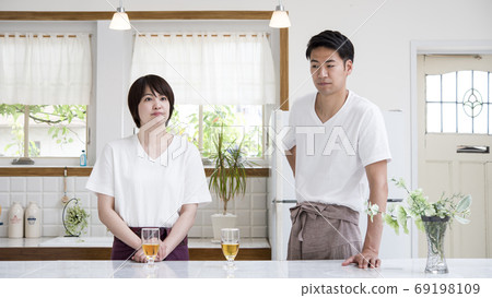 Couple relaxing in the kitchen 69198109