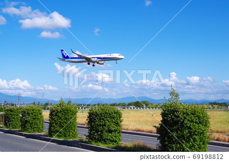 Passenger plane landing at Yonago Kitaro Airport... Sakaiminato City, Tottori Prefecture (sunny) 69198812