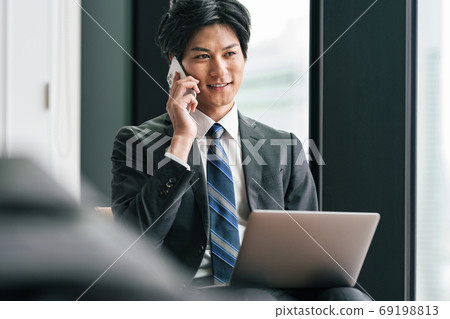 Businessman talking on a smartphone 69198813