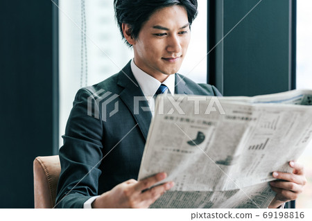 讀報紙的商人 69198816