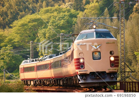 Limited express Nikiri (485 series) to take in the setting sun Limited express Nikiri (485 series) to take in the setting sun 69198850