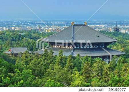 [奈良縣]東大寺大佛和高福寺五層塔 69199077