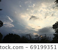 日落和雲層和樹木剪影 69199351