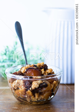 Apple crumble with low sweetness 69199661